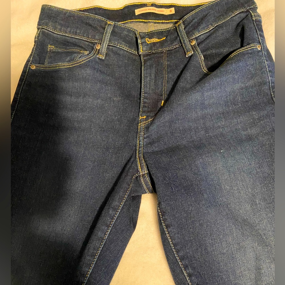 Womens classic mid rise skinny jeans in size 8.